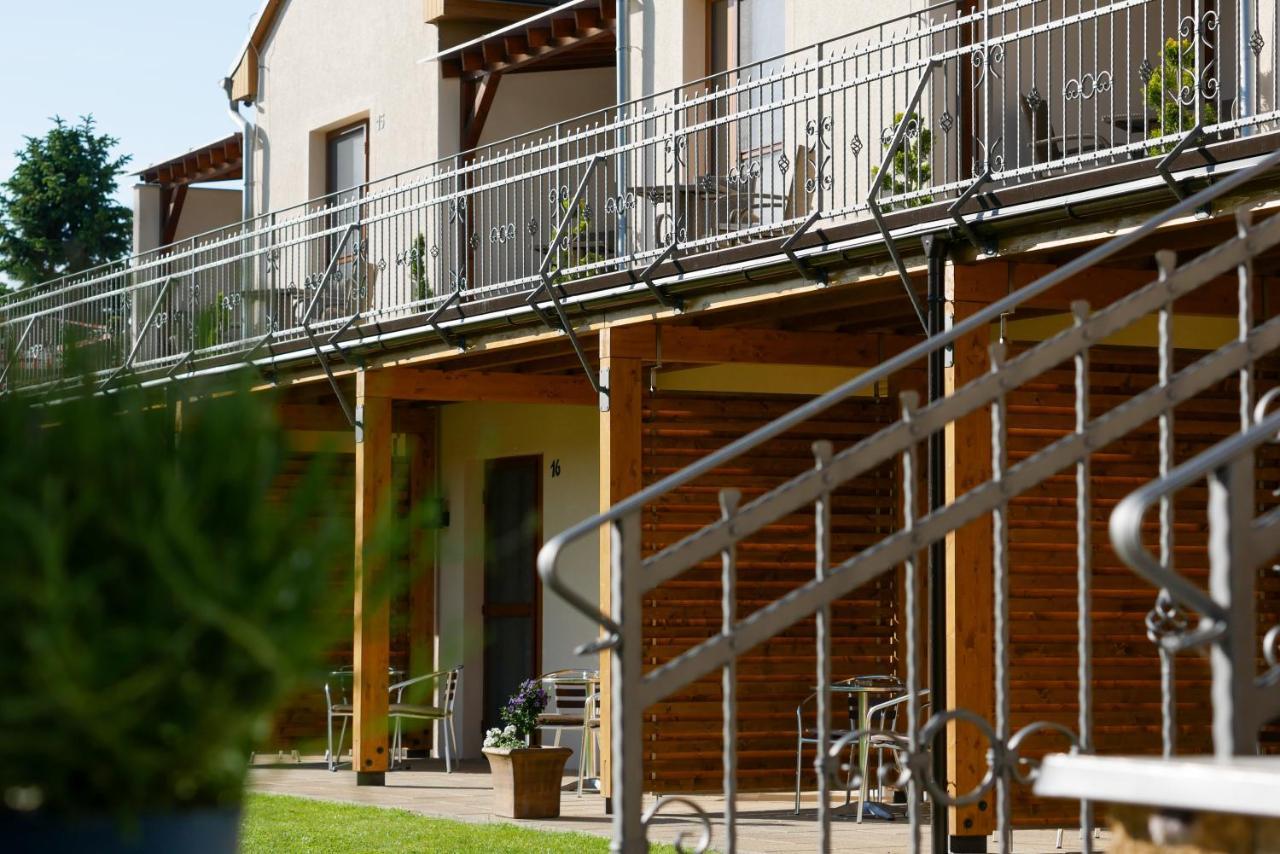 Penzion Vcelarsky Dvur Lednice Exterior photo