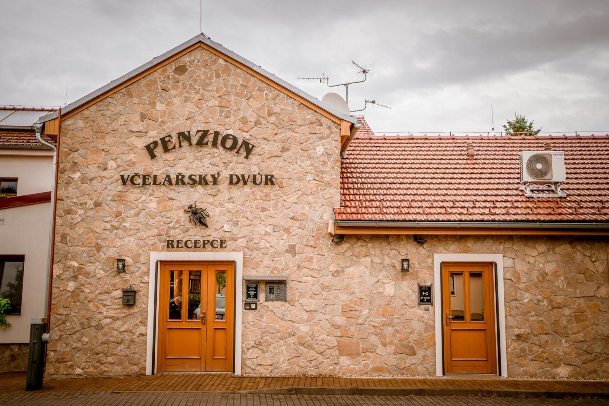 Penzion Vcelarsky Dvur Lednice Exterior photo