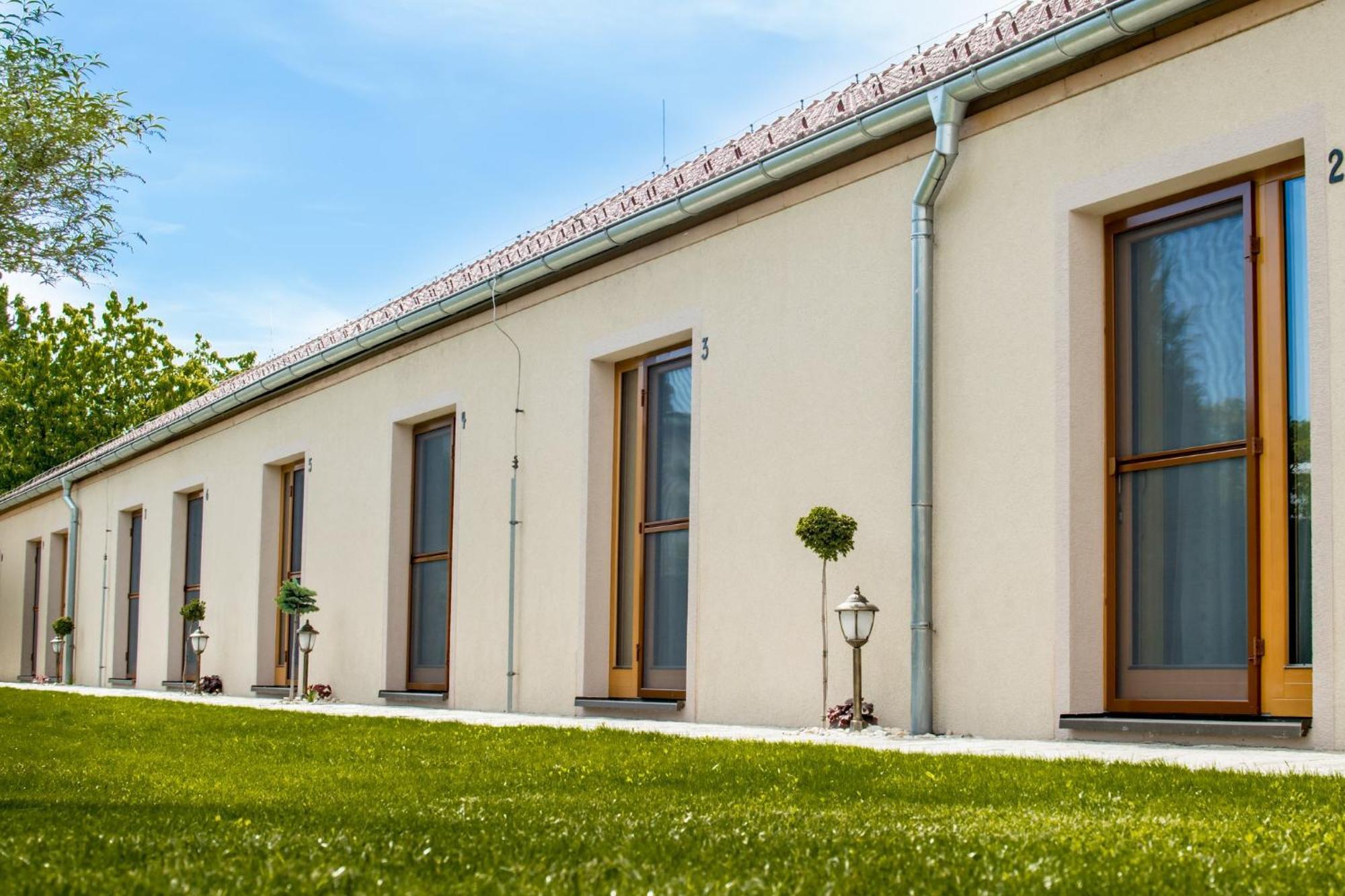 Penzion Vcelarsky Dvur Lednice Exterior photo